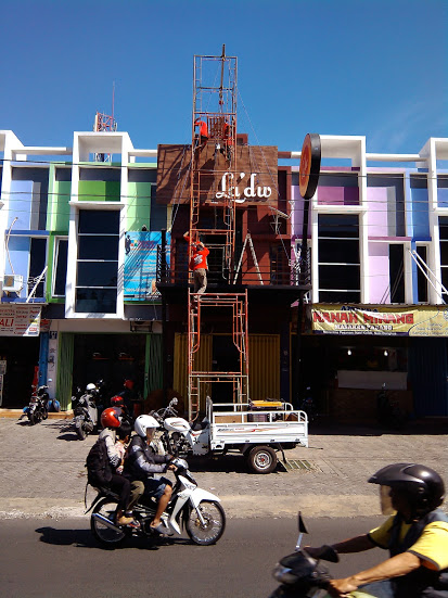 huruf timbul la dw cafe