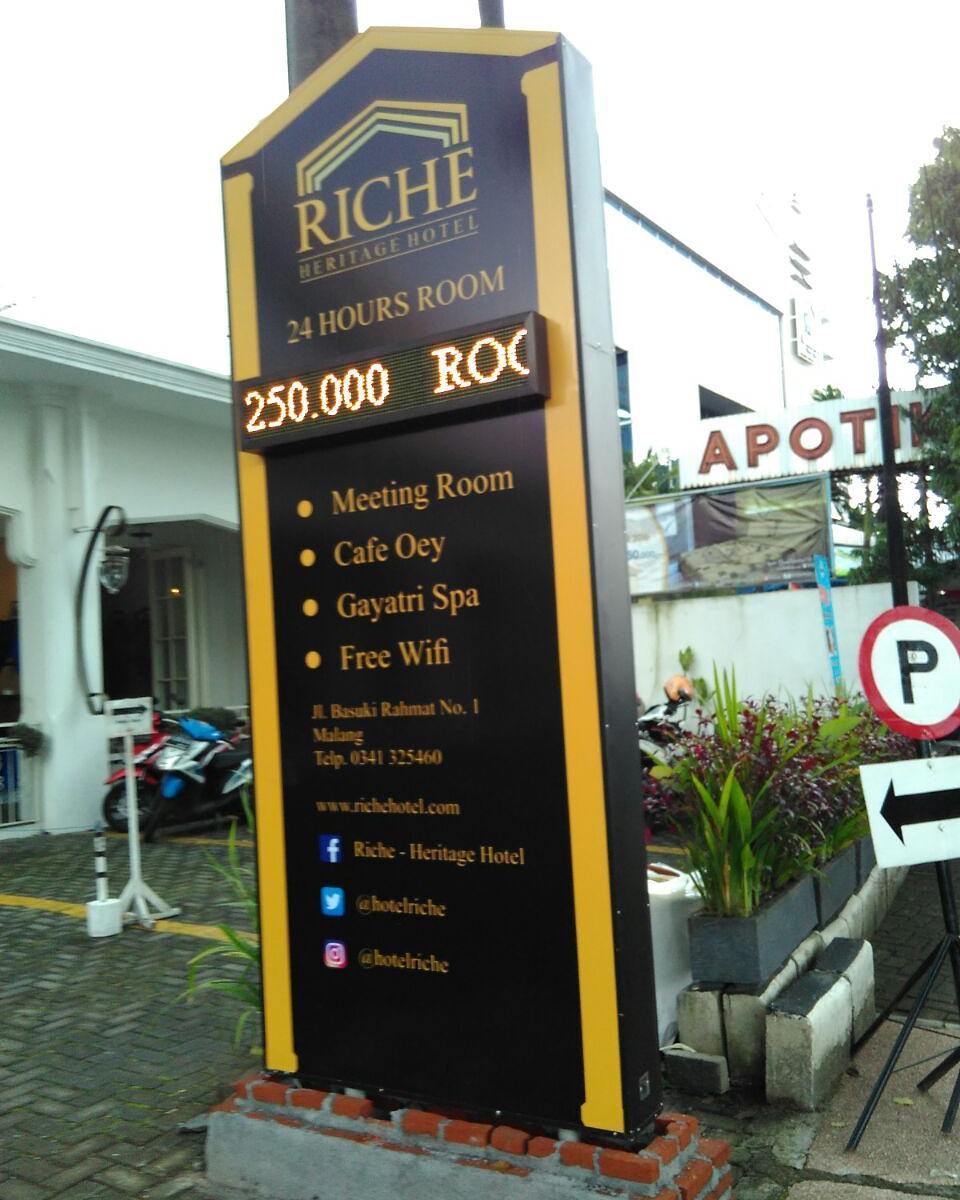 Neon Box Hotel Riche